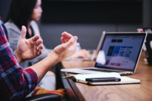 Hogyan fogalmazzunk jól köszönéskor, bókkor és kritika esetén?