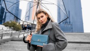 Hogyan öltözz stílusosan esős napokon?