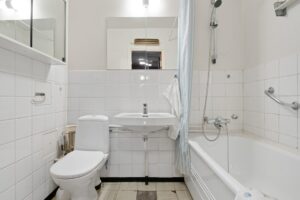 A kis fürdőszoba kihívásai és a hatékony térkihasználás