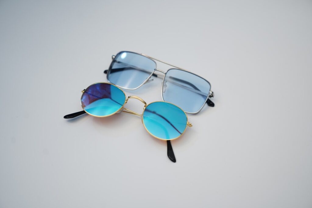 Stílusos kiegészítők: Hogyan emelheti fel a megjelenésünket egy óra, napszemüveg és öv?